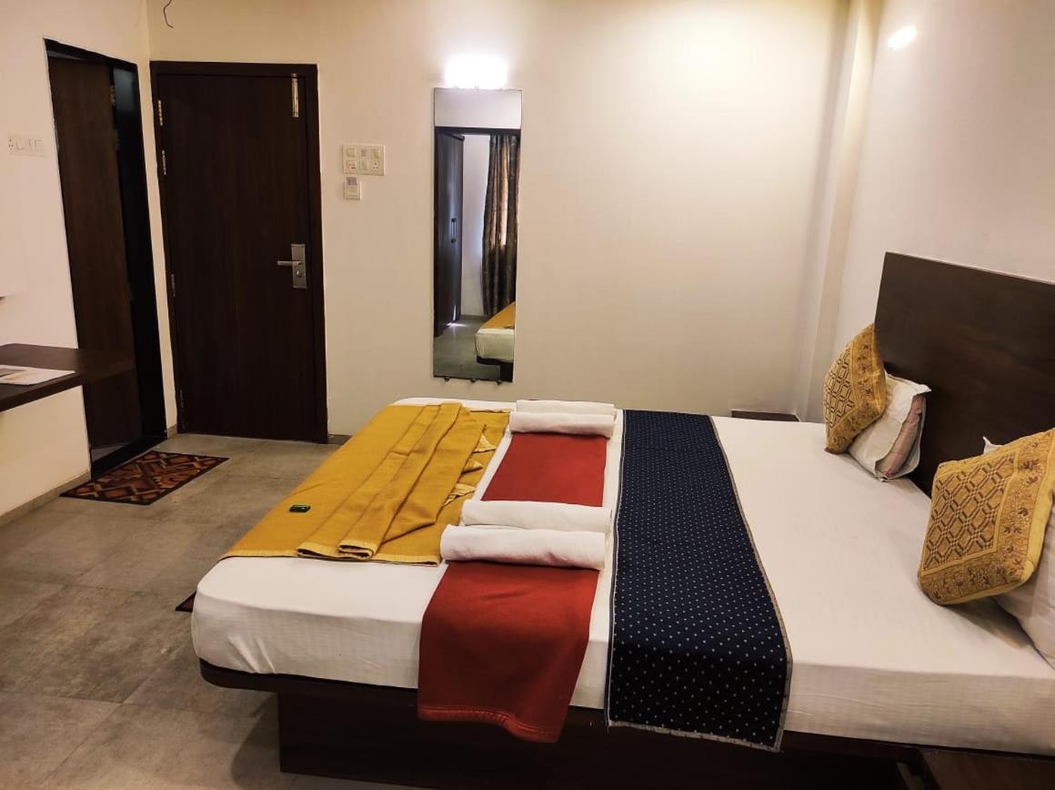 Hotel Manasi Inn Satara Extérieur photo