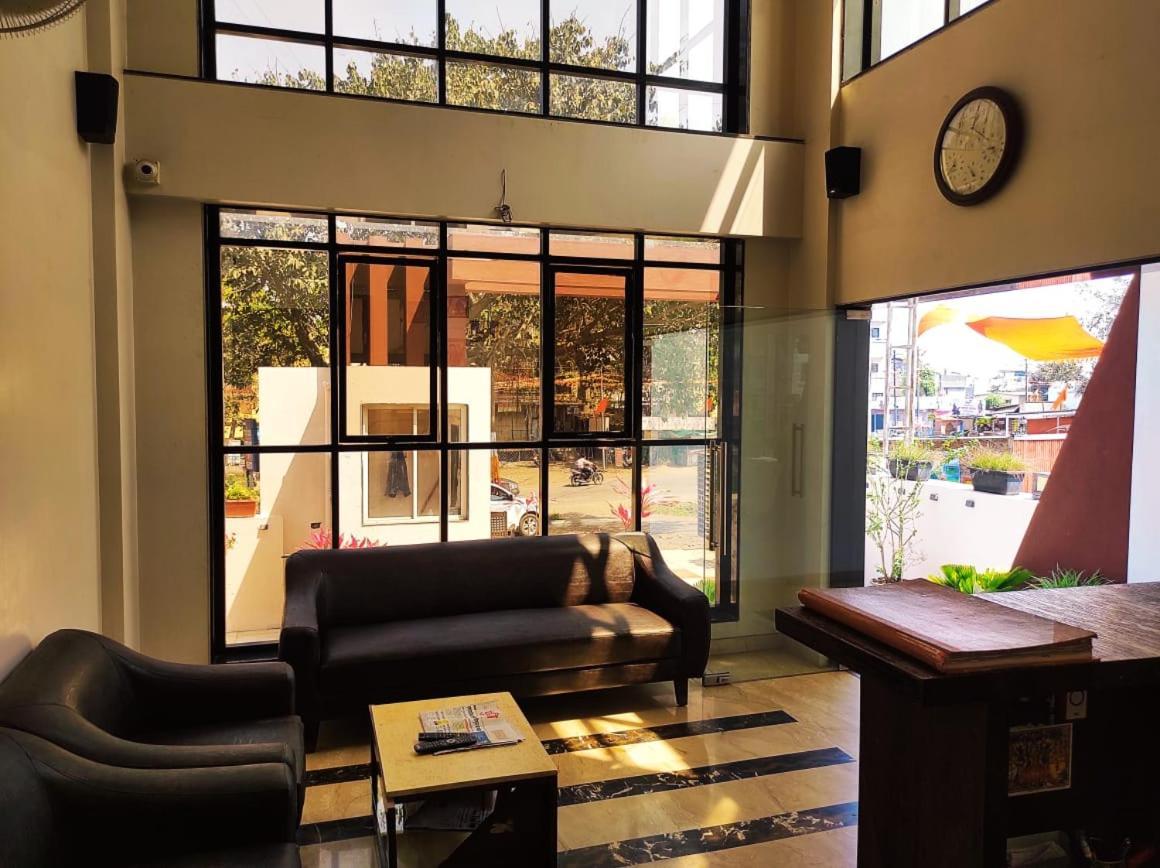 Hotel Manasi Inn Satara Extérieur photo